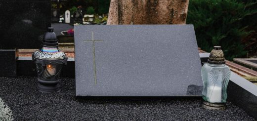 Mémoire éternelle : symbolisez l’amour avec des gravures funéraires
