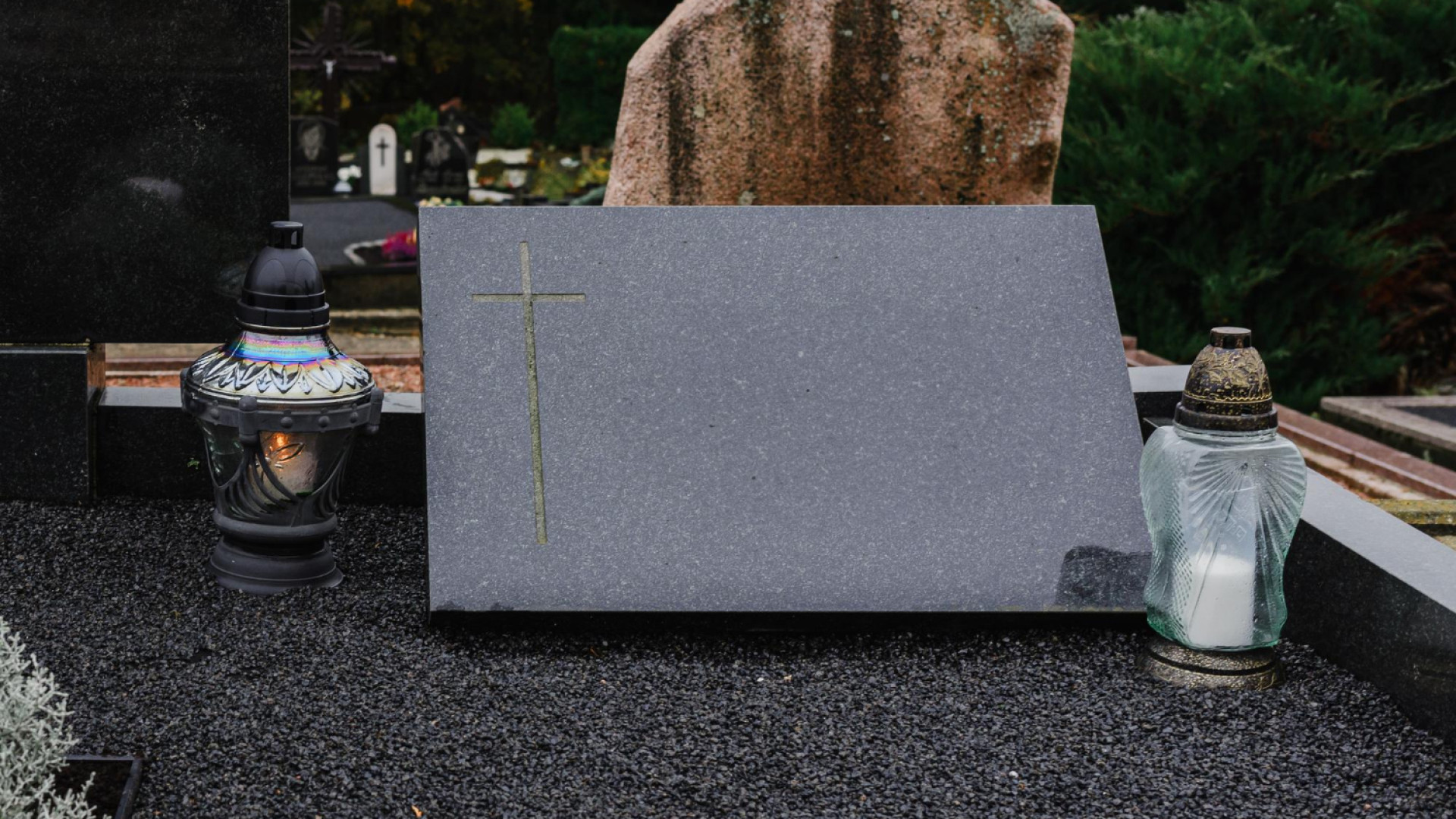 Mémoire éternelle : symbolisez l’amour avec des gravures funéraires