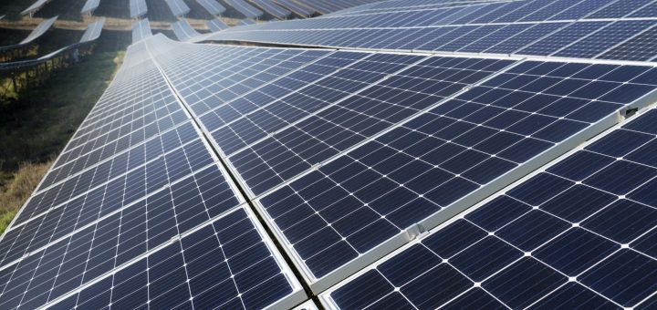 Centrale photovoltaïque de 100 kWc : ce que les professionnels doivent savoir avant de se lancer