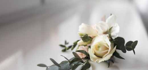 Plaque funéraire : comment rendre hommage à un proche tout en respectant la réglementation